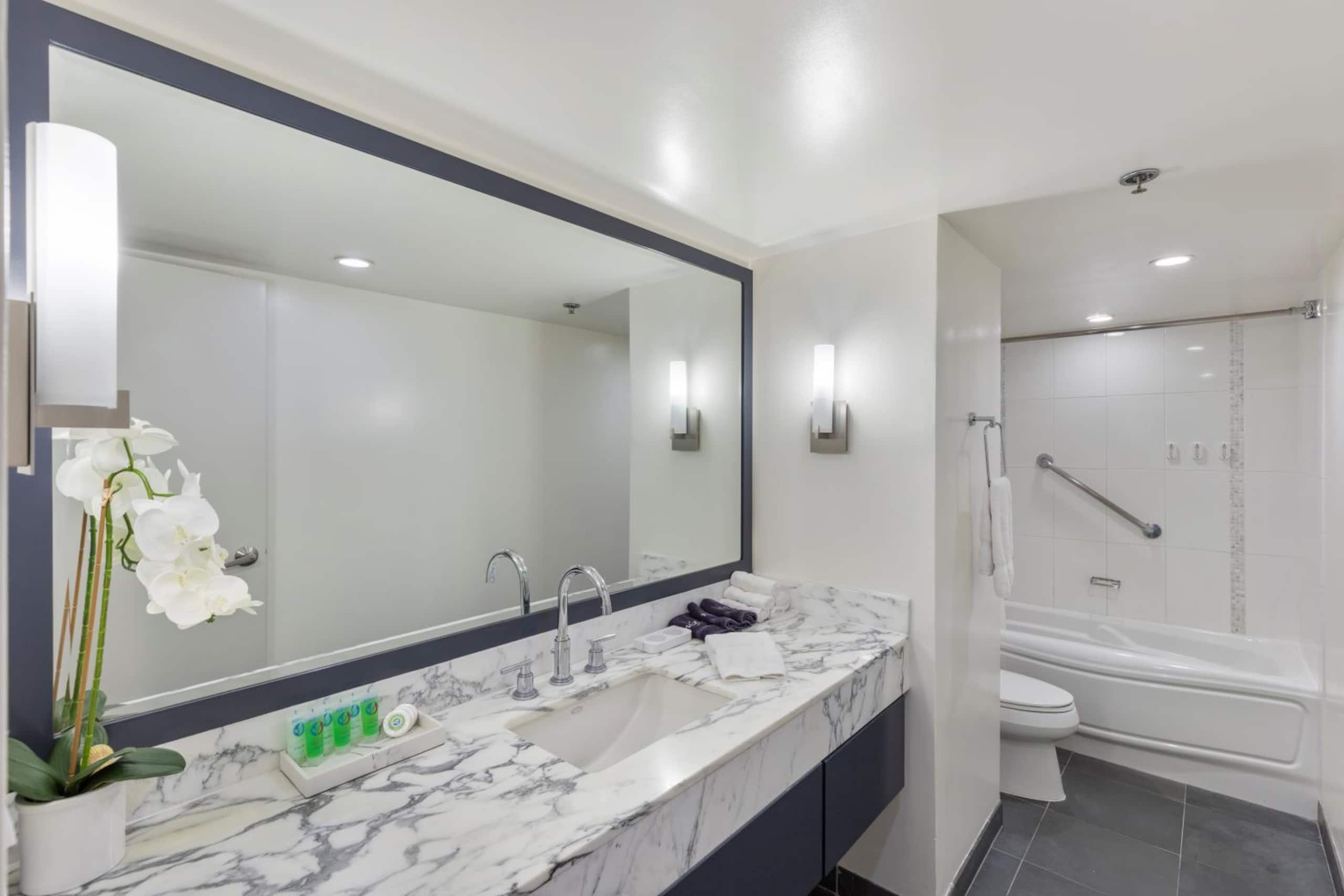 Condo in Honolulu · ★4.93 · 1 bedroom · 2 beds · 1 private bath - Image 12