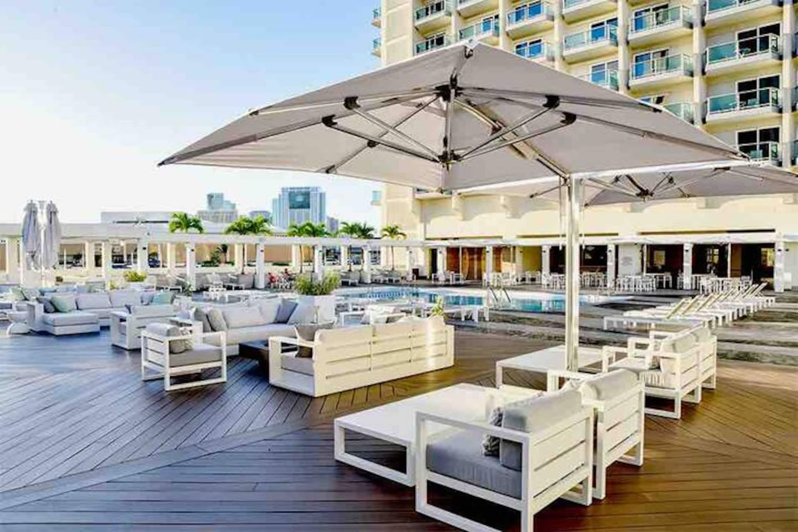 Condo in Honolulu · ★4.93 · 1 bedroom · 2 beds · 1 private bath - Image 32