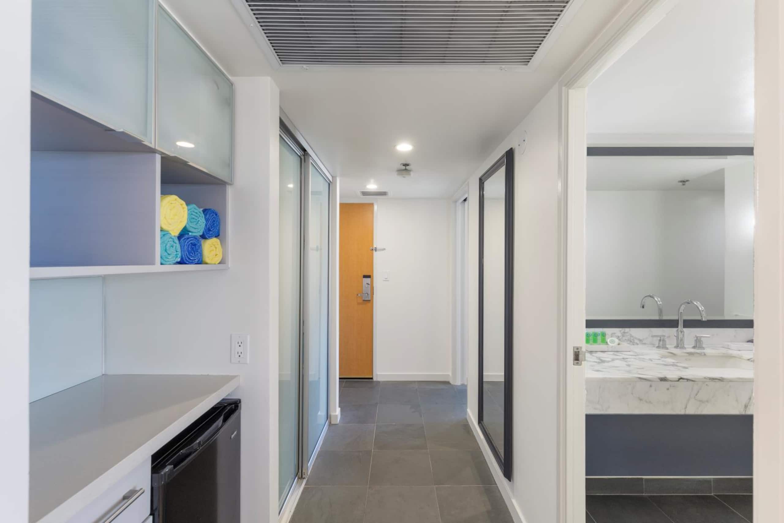 Condo in Honolulu · ★4.93 · 1 bedroom · 2 beds · 1 private bath - Image 29