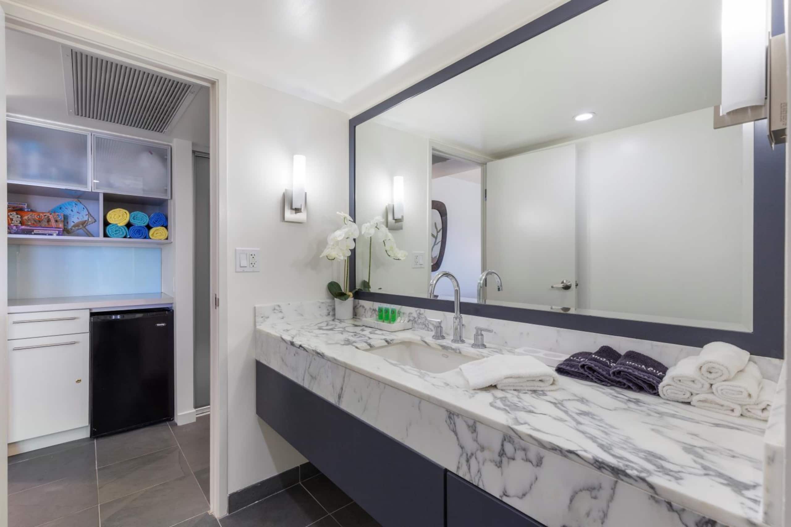 Condo in Honolulu · ★4.93 · 1 bedroom · 2 beds · 1 private bath - Image 14