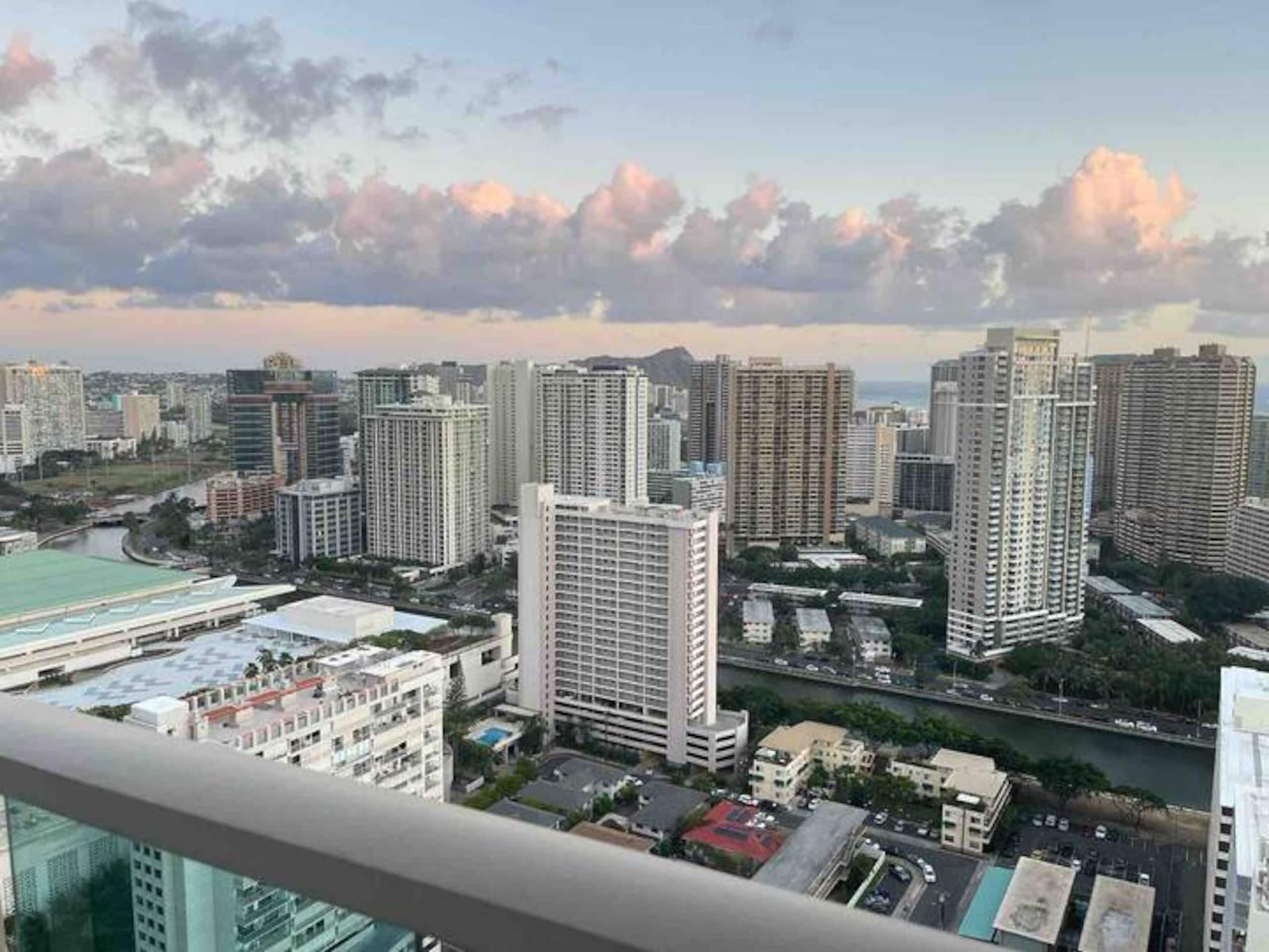 Condo in Honolulu · ★4.93 · 1 bedroom · 2 beds · 1 private bath - Image 18