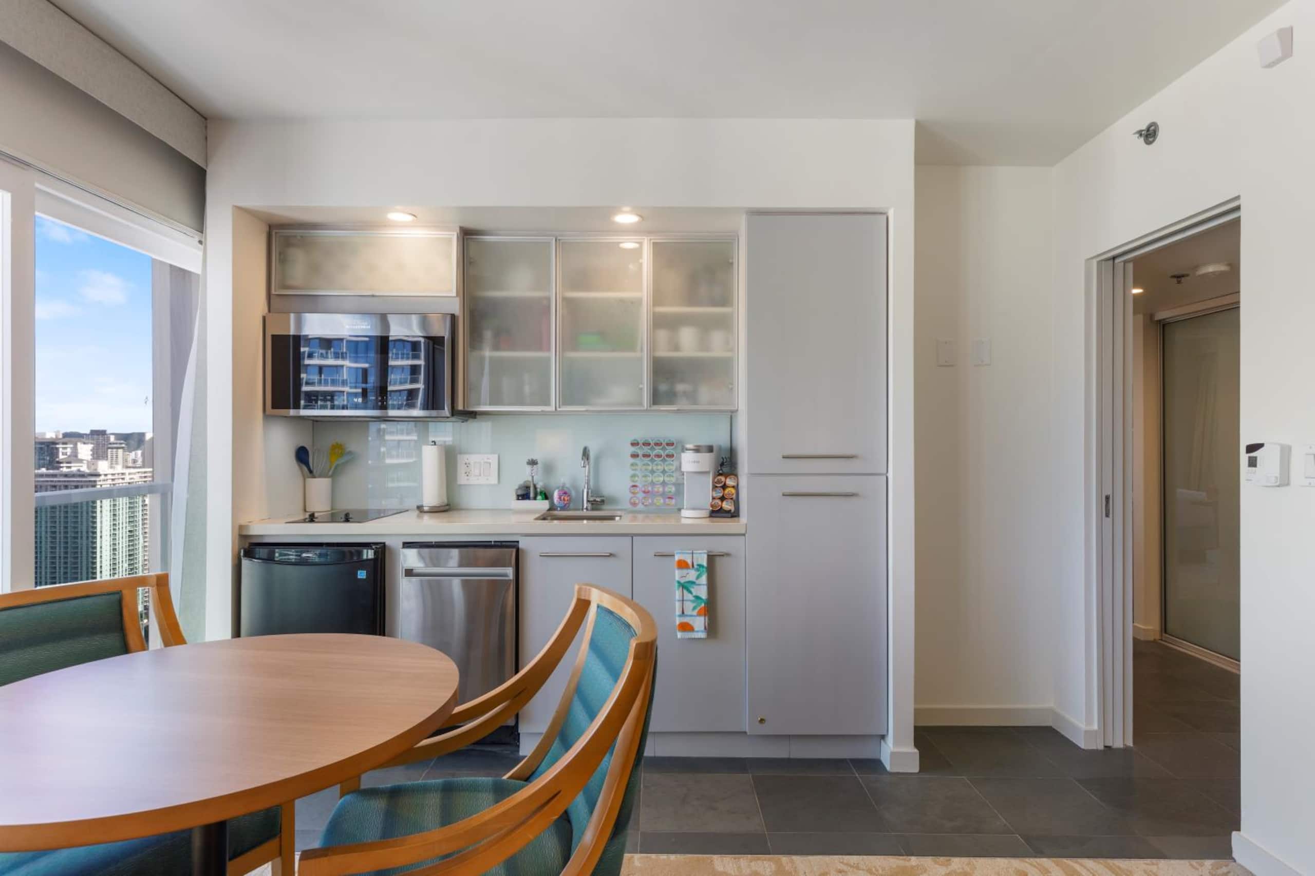 Condo in Honolulu · ★4.93 · 1 bedroom · 2 beds · 1 private bath - Image 7