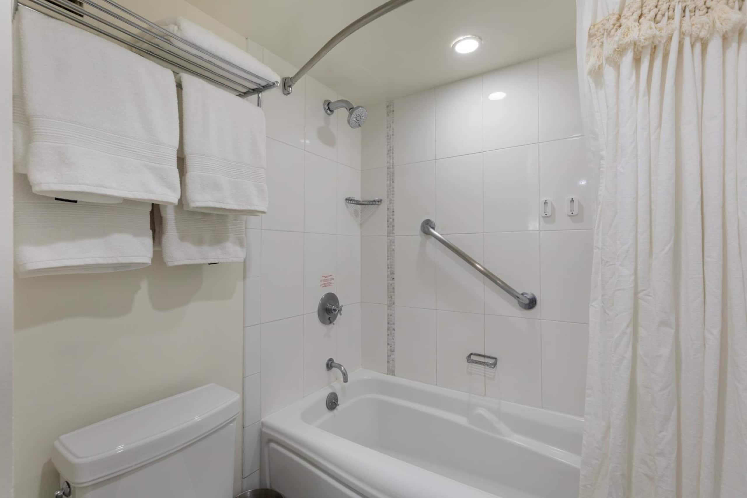 Condo in Honolulu · ★4.93 · 1 bedroom · 2 beds · 1 private bath - Image 13