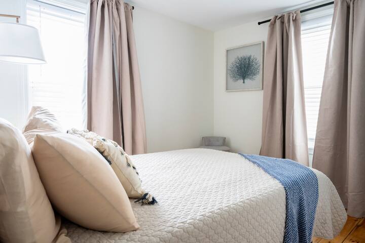 Perfect for Large Groups, Downtown Newport 5 bed! gallery image 2