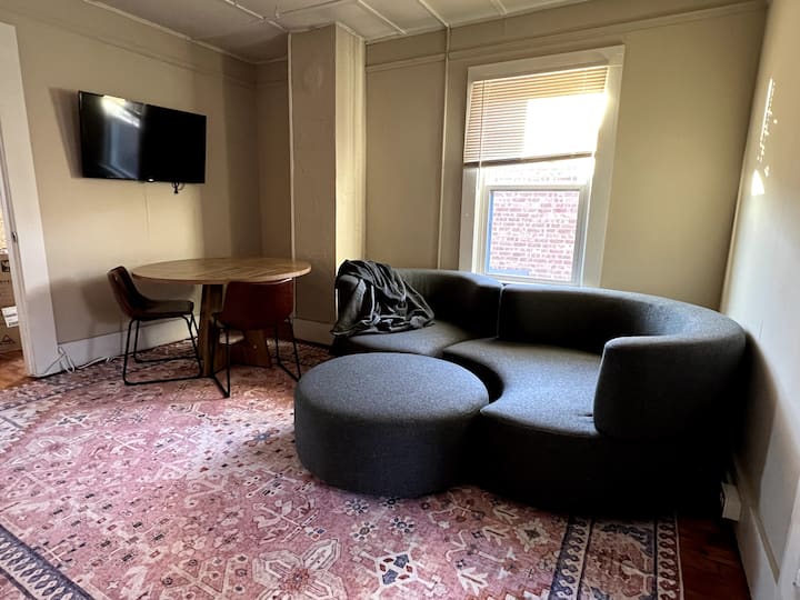 Charming Downtown 2br Home W/ Patio & Free Parking - Hudson, NY