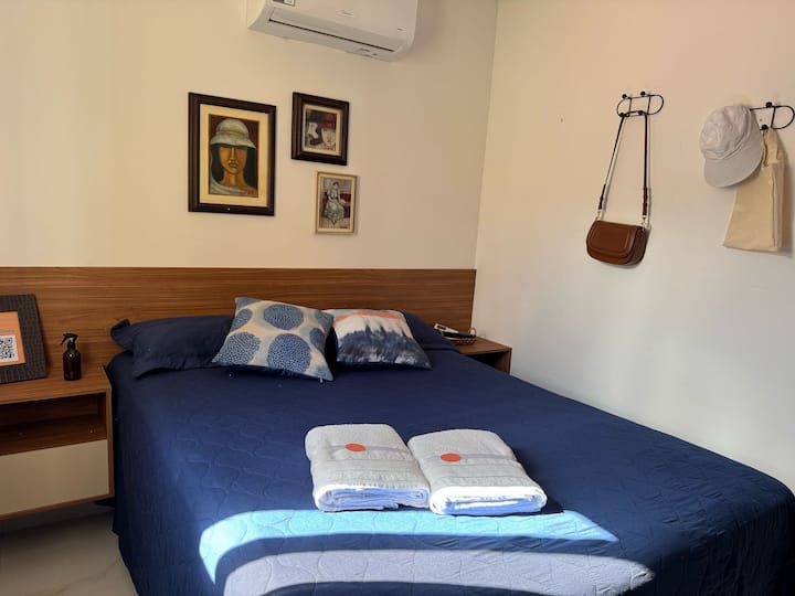 Kamer uitgerust met een comfortabel tweepersoonsbed, een tv, evenals kasten  voor je kleding en bezittingen met functionaliteit.