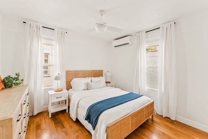 Ensisijainen makuuhuone on valoisa ja ilmava, ja siinä on virtaavat valkoiset liinavaateverhot, jotka vangitsevat tyypillisen rantatunnelman. Mukava queen-size-vuode luo rauhallisen ja tyylikkään retriitin, jossa voit rentoutua meren rannalla vietetyn päivän jälkeen.