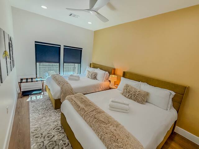 Huge Designer Home | Hot Tub, Chef’s Kitchen, Pool gallery image 5