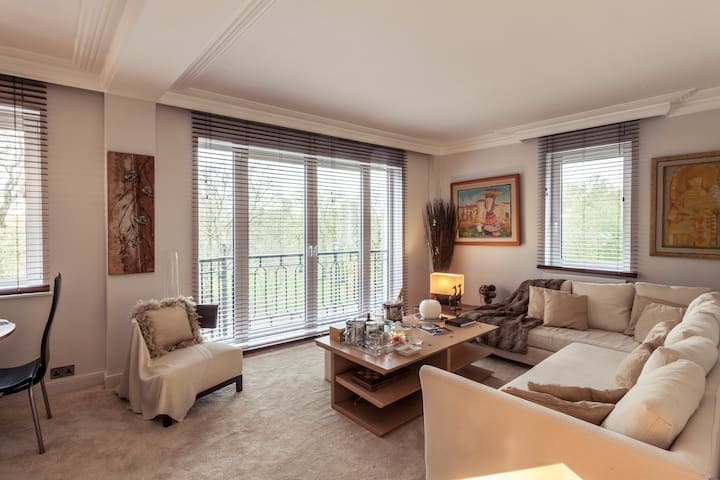 Upscale Mayfair 2-bed with Balcony over Green Park gallery image 4