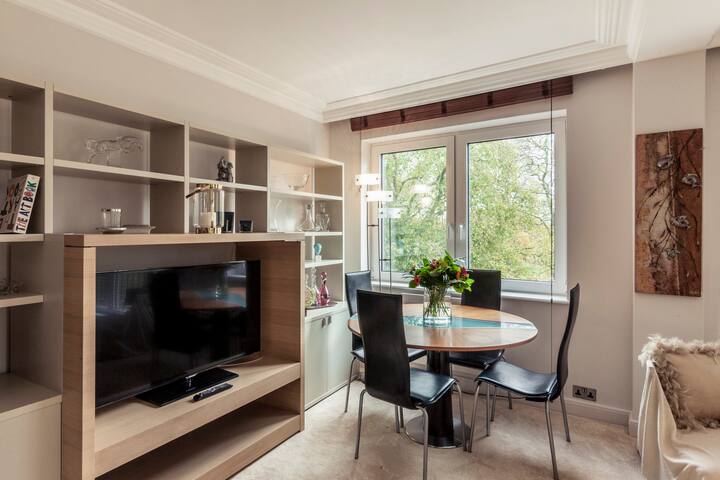 Upscale Mayfair 2-bed with Balcony over Green Park gallery image 5