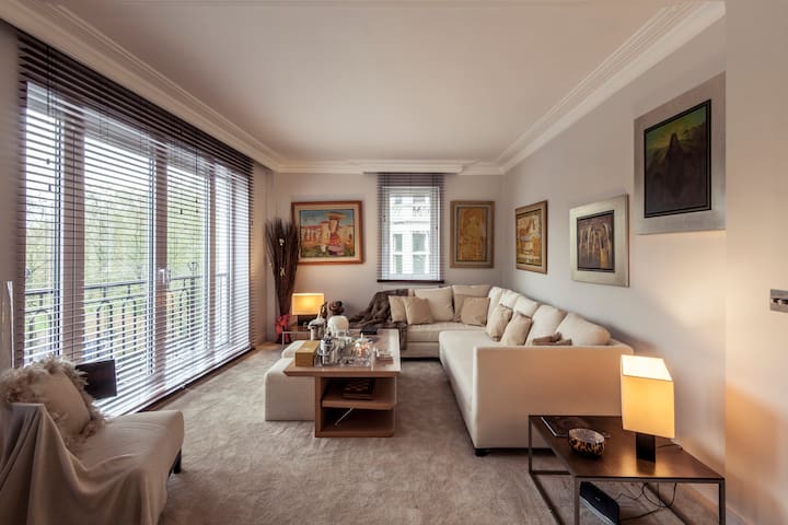 Upscale Mayfair 2-bed with Balcony over Green Park gallery image 2