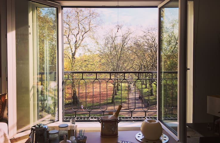 Upscale Mayfair 2-bed with Balcony over Green Park