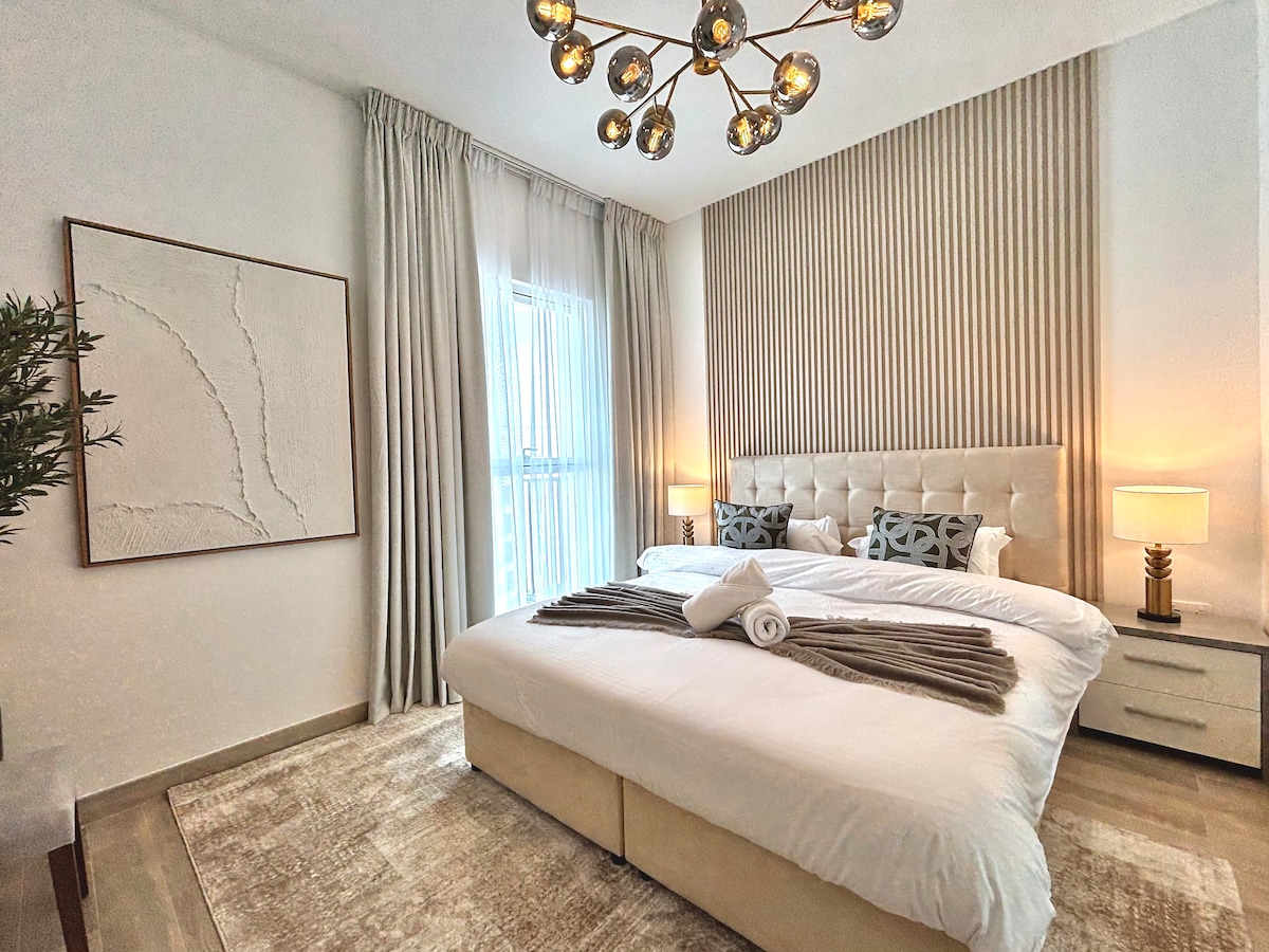 Დაისვენეთ სტილში – ამ საძინებელში არის დიდი ზომის საწოლი, გარდერობის კარადა, უჯრის გულმკერდი და ორი საწოლისპირა მაგიდა, ეს საძინებელი გთავაზობთ უამრავ სათავსოს. Სმარტ-ტელევიზორი უზრუნველყოფს გართობას თქვენს ხელთაა.