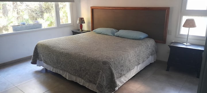 غرفة مزدوجة فائقة الاتساع والراحة. سرير 2 × 2. نافذة كبيرة تطل على المتنزه. مكان لتخزين الملابس والتلفزيون.