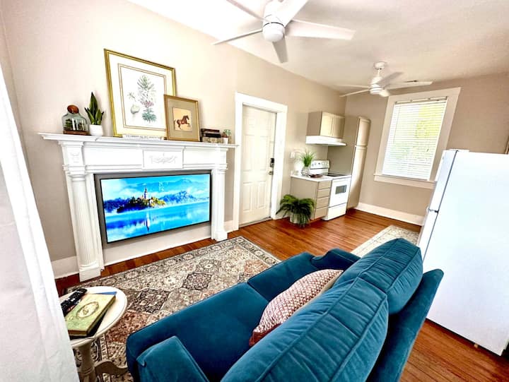 Široké otvorené priestory s historickým krbom, ktorý rámuje 55-palcovú vysokú televíziu LG s bezplatným NETFLIXOM a Wi-Fi