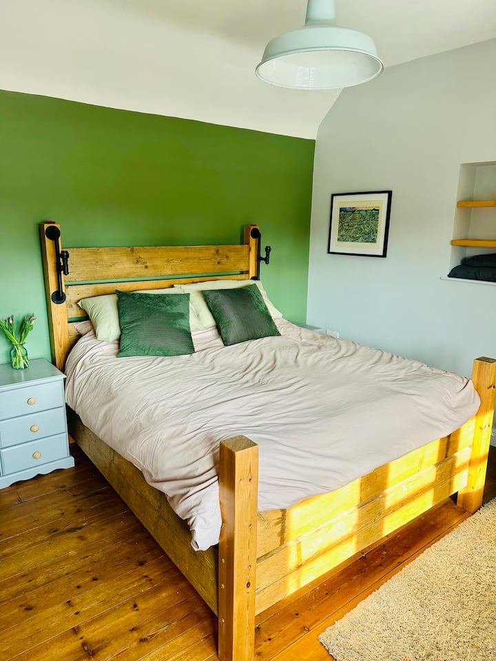 Dormitorio principal con cama tamaño king, TV y armario grande con mucho espacio para colgar.