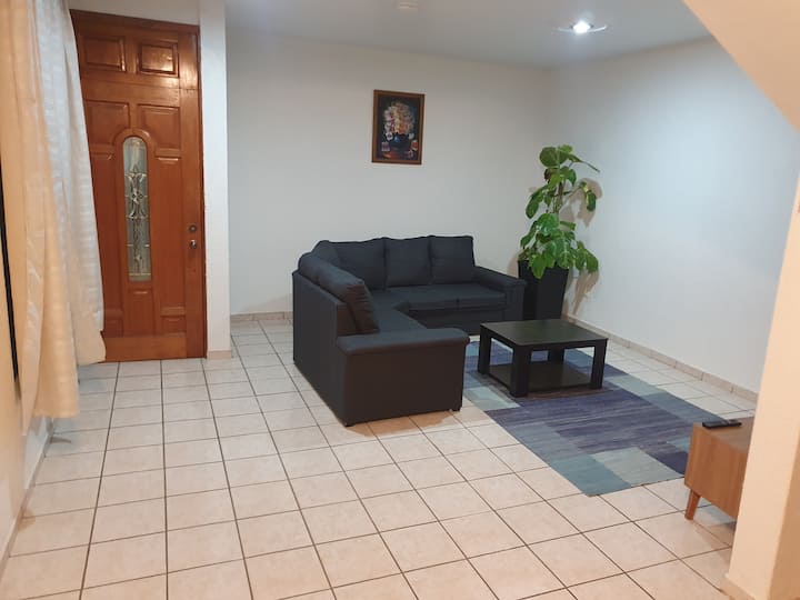 Shijo një hapësirë të rehatshme ideale për t 'u çlodhur pas një dite eksplorimi. Dhoma e ndenjjes ka një divan të madh dhe të rehatshëm, kemi dritare të mëdha, zona merr shumë dritë natyrale, e cila krijon një atmosferë të ngrohtë dhe të këndshme.