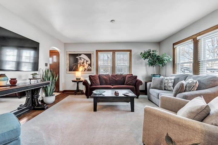 Stay In Curly's Neighborhood - Green Bay, WI