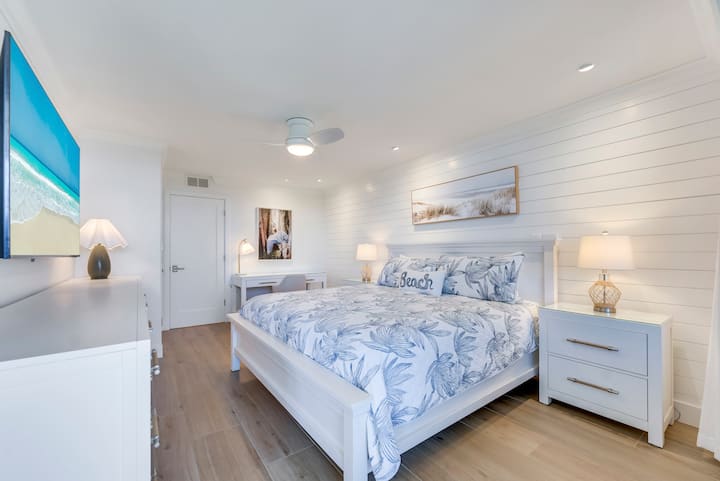 Основна спалня с пълноразмерно бюро