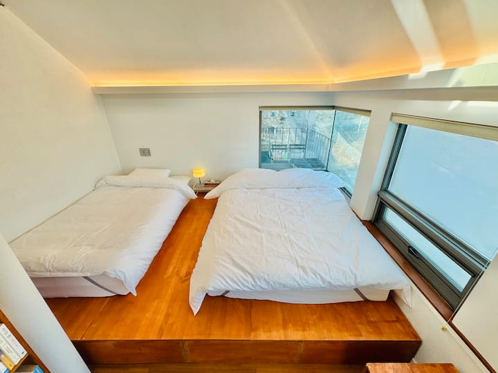 Spavaća soba opremljena je jednim bračnim krevetom i jednim super jednostrukim krevetom. Preporučujemo vam da iz spavaće sobe uživate u zadivljujućem pogledu na planinu Bukhansan. Oba kreveta opremljena su električnim grijaćim jastučićima za toplinu i udobnost.