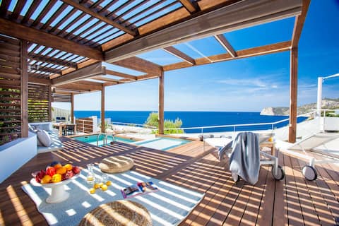 Exclusive luxury oceanfront villa in Es Cubells