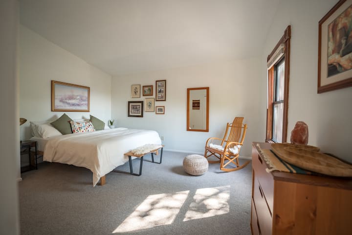 Основна спалня в горното помещение, нагоре по спираловидното стълбище