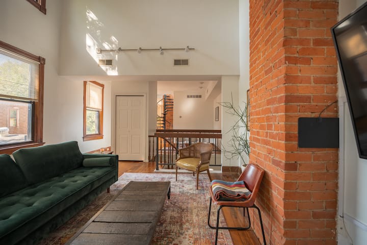 Всекидневна в горно помещение с много пространство и много естествена светлина