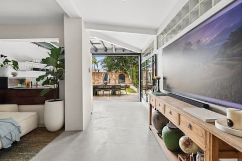 Sandstone Oasis & Lush Courtyard