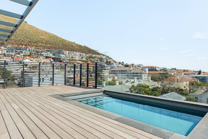 Sleek & Stylish Green Point Apartment gallery image 4