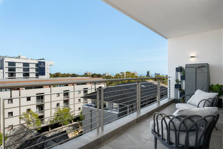 Sleek & Stylish Green Point Apartment gallery image 5