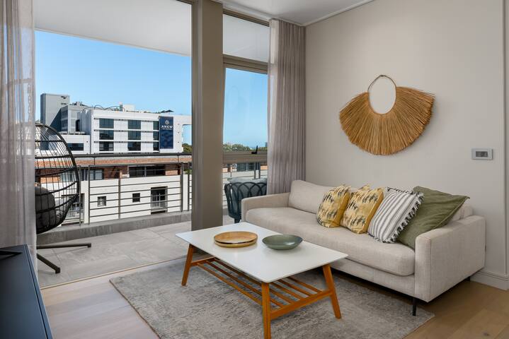 Sleek & Stylish Green Point Apartment gallery image 3