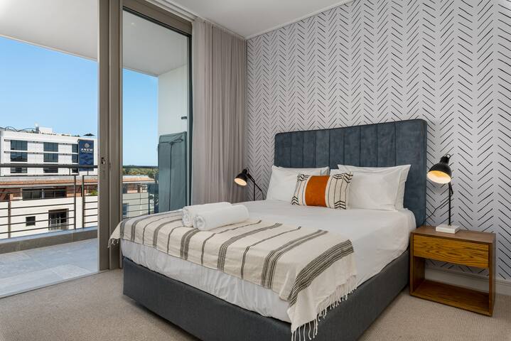 Sleek & Stylish Green Point Apartment gallery image 2