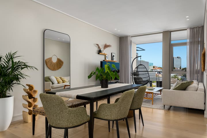Sleek & Stylish Green Point Apartment