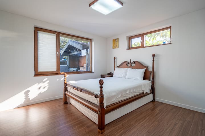 Betorong се ангажира да осигури комфортен сън
Имам допълнителна постелка под леглото
Чудесно за семейства с деца 
Тази стая е стая с баня.