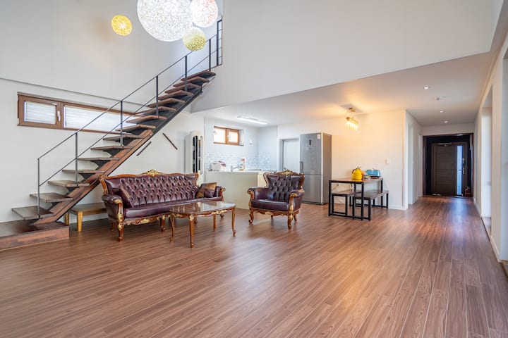 Беторонг има просторна всекидневна.
Прозорецът на всекидневната има добър изглед към басейна през стъклото, така че има предимството да може да гледа как децата играят във водата, докато пият чай във всекидневната.