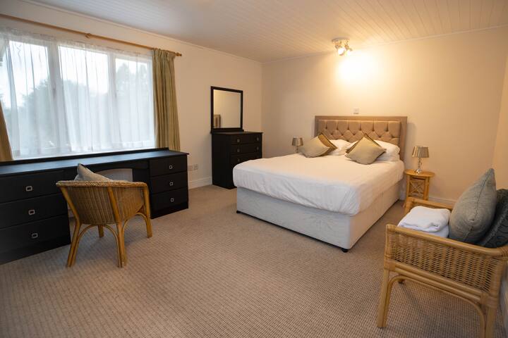 غرفة نوم مزدوجة بإطلالة على الأراضي