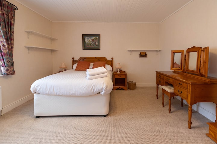 غرفة نوم مزدوجة تطل على الأراضي الموجودة أمام العقار