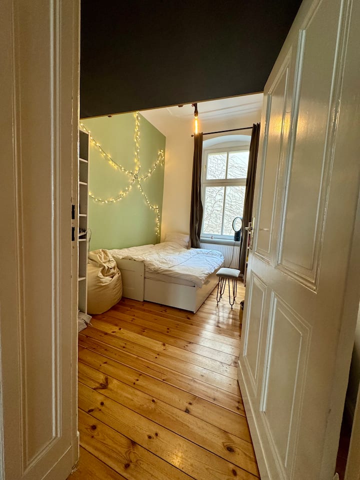 manželská posteľ (veľká manželská posteľ 2 x 80) vo vlastnej izbe s výhľadom na tichú záhradu. 