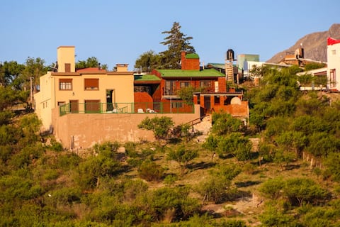 Large cabin with access to El Cajón Lake