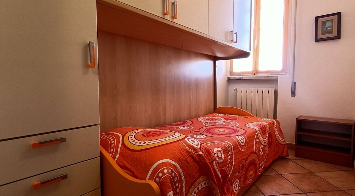 Habitación individual de la casa más grande en la segunda planta. Cerca tanto del baño como del otro dormitorio doble.