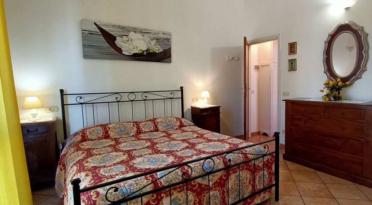 Habitación doble de la casa más grande en la segunda planta. La habitación tiene un balcón y un armario grande. 