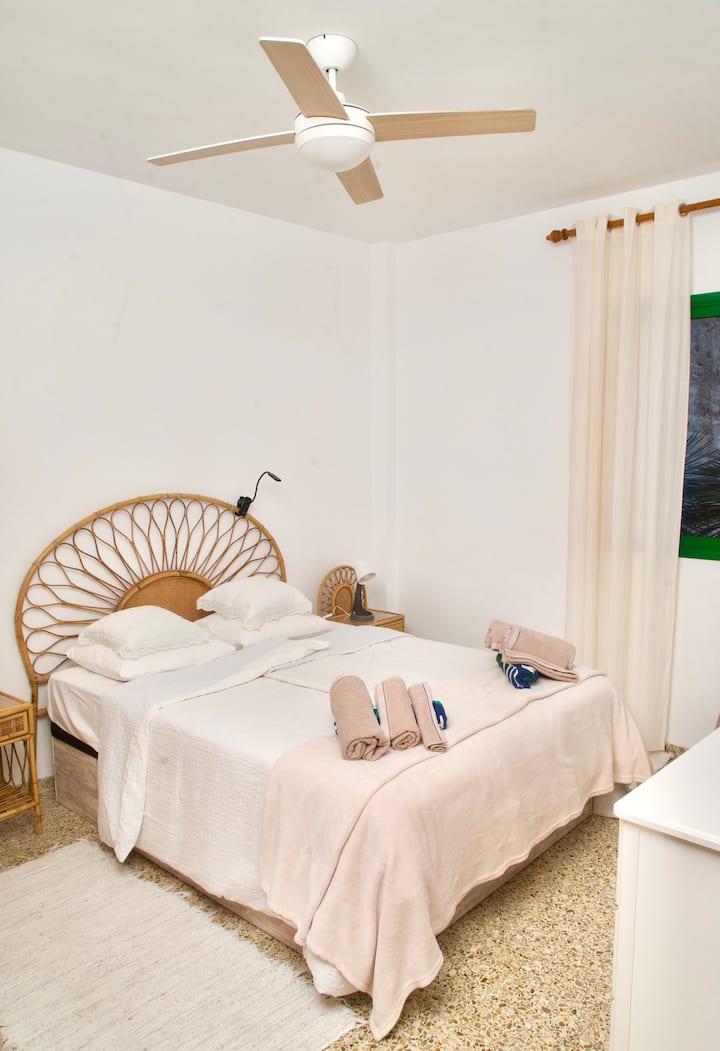 kitanda cha watu wawili, starehe, feni ya dari