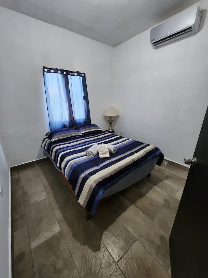 Chambre pour 1 ou 2 personnes, avec télévision, climatisation, lit confortable et couvertures supplémentaires.