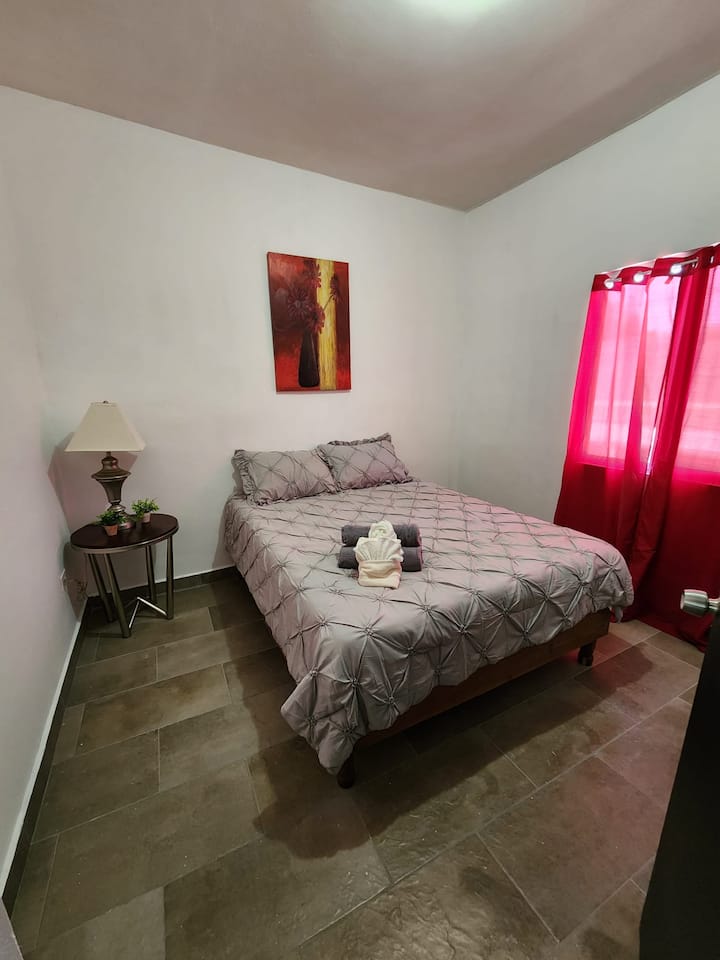Chambre pour 1 ou 2 personnes, avec télévision, climatisation, lit confortable et couvertures supplémentaires.
