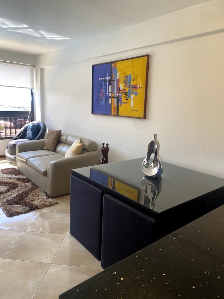 تحتوي غرفة المعيشة المريحة هذه على سرير أريكة مريح وكرسيين بذراعين وغرفة طعام لطيفة تتسع لـ 4 أشخاص.

سوف تجد تلفزيونًا واسعًا مع خدمة تلفزيون بسيطة وإمكانية الوصول إلى منصات البث.