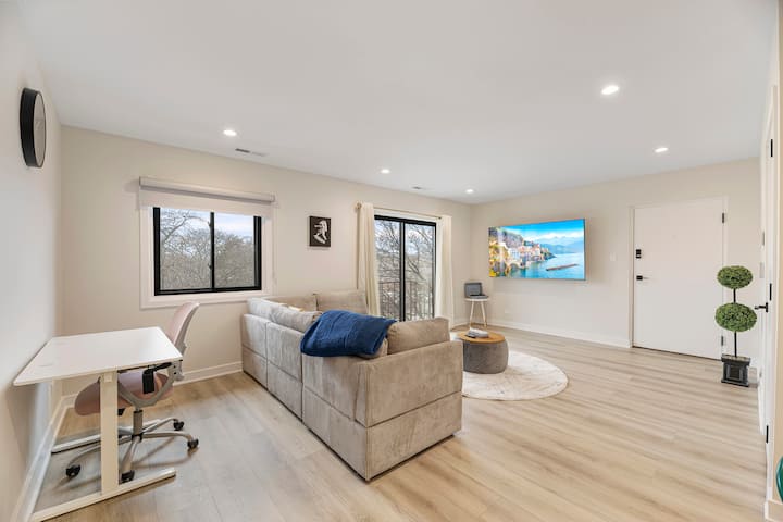 2 Bed/2bath, Parking, King Bed, Freshly Renovated - Evanston, IL
