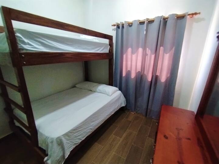 Soba br. 5 s 1 kabinom i stropnim ventilatorom za 3 osobe / 1. kat.