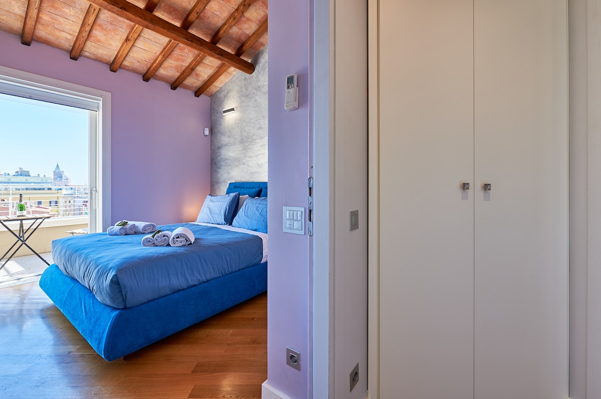 Doppelzimmer mit Terrasse und Bad mit Spa en suite, mit Blick auf die majestätischen Kuppeln der Basilika Santa Maria Maggiore.