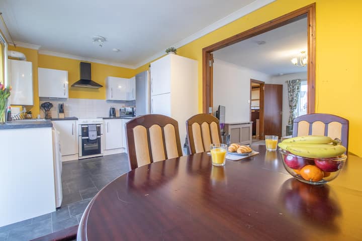 Glasgow, Spacious, 2 Bed With Parking - Glasgow