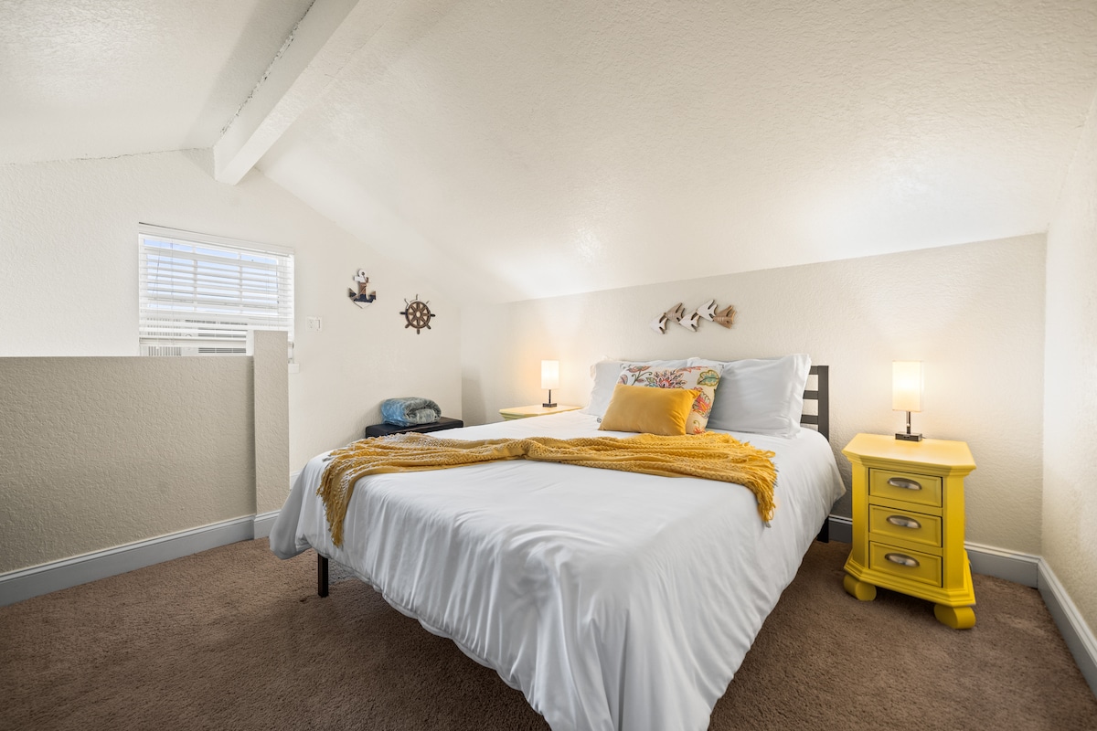 Მე-2 საძინებელი ლოფტშია!  Წარმოდგენილია დედოფლის ზომის საწოლი, საწოლთან მდგარი მაგიდები, საკითხავი ლამპები და კომფორტული თეთრეული!